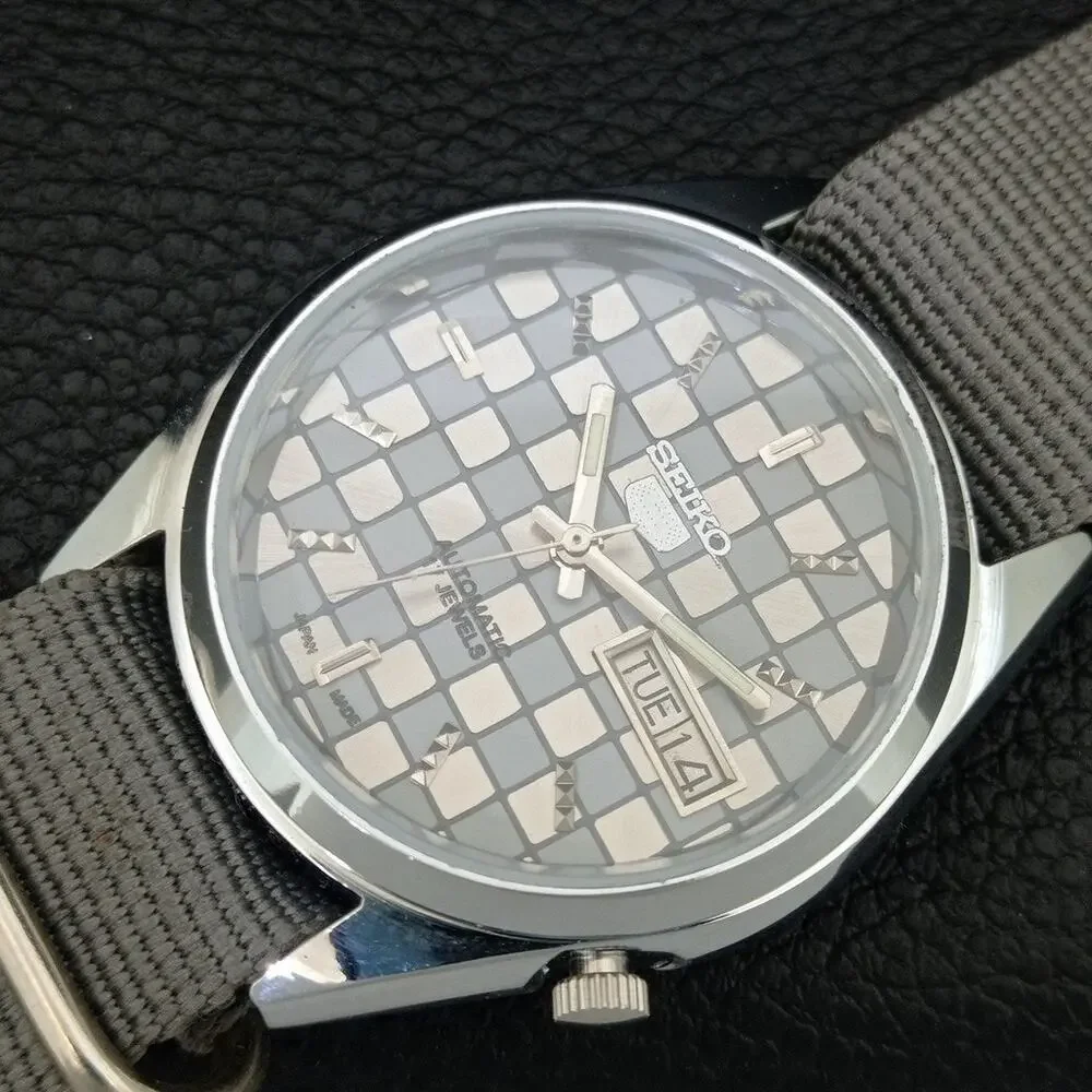Vintage 1974 Seiko Automatic Mens Silver Watch W/daydate & Silver accents